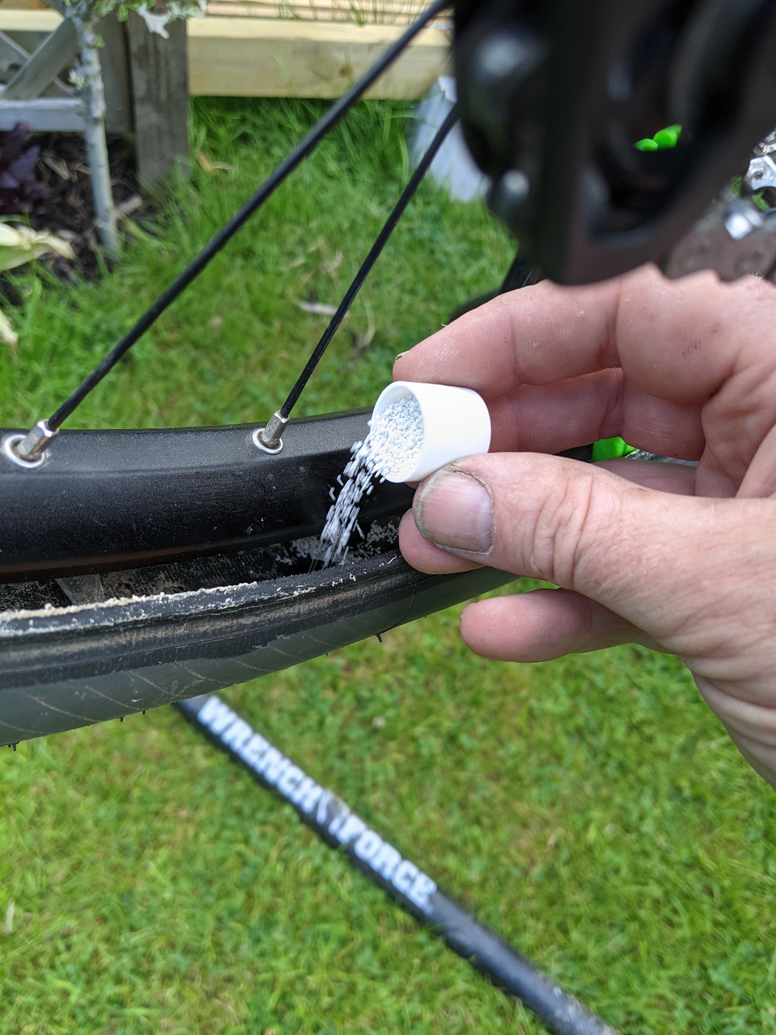 Squirt Seal Tyre Sealant with bead block particles – UK GRAVEL COLLECTIVE